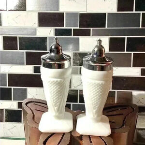 LE Smith Fayette Texture Sawtooth Milk Glass Salt And Pepper Shaker